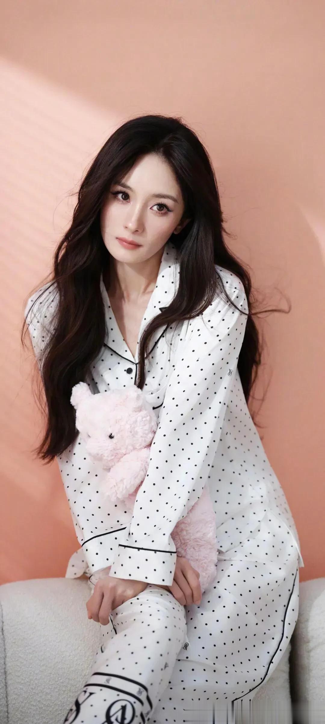 杨幂这睡衣写真，直接戳中我周末赖家的魂了