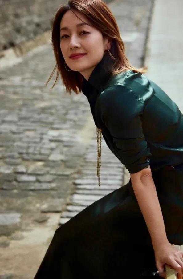 马伊琍出席平遥电影节，49岁状态好好，美到发光，魅力十足