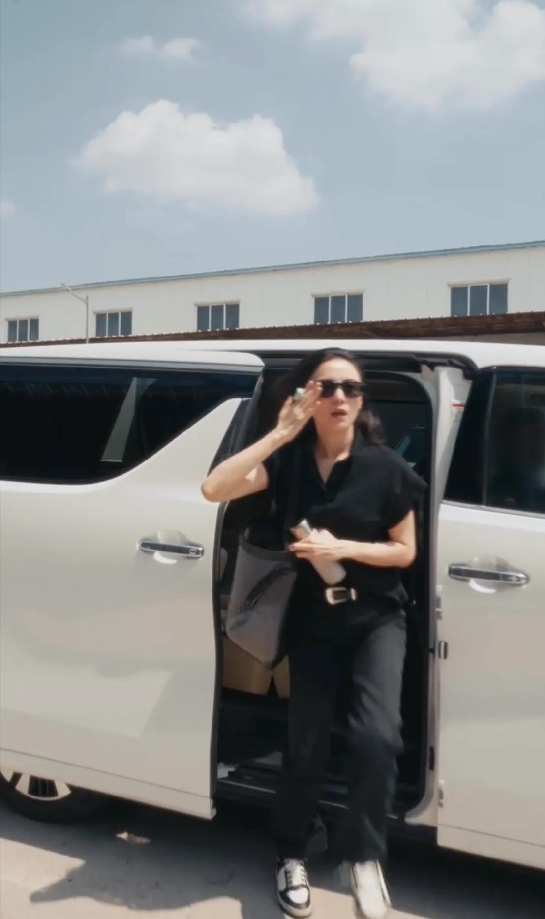 刘亦菲爱吃肉,杨幂穿睡衣上班,迪丽热巴又捂上了,宋佳私服帅气