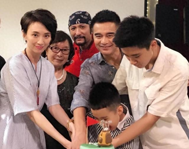 何晴退休没办妥就去世了,缺席儿子中戏毕业典礼,走的时候很痛苦