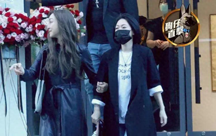 小S陪二女儿看电影，心情大好满脸笑意，训斥Lily男友很有岳母范