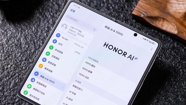 輕薄機身下的輕奢格調 榮耀Magic V5暖白色圖賞