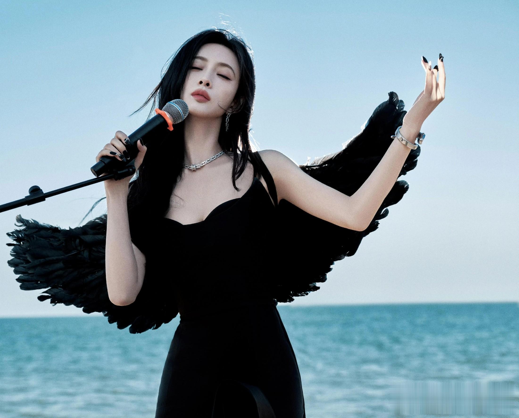 孟子义今日湖南卫视跨年晚会，穿黑色抹胸开叉礼服裙