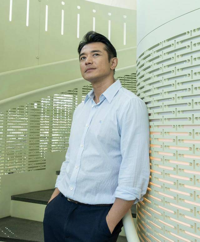 TVB前帅气男星称不后悔离巢!