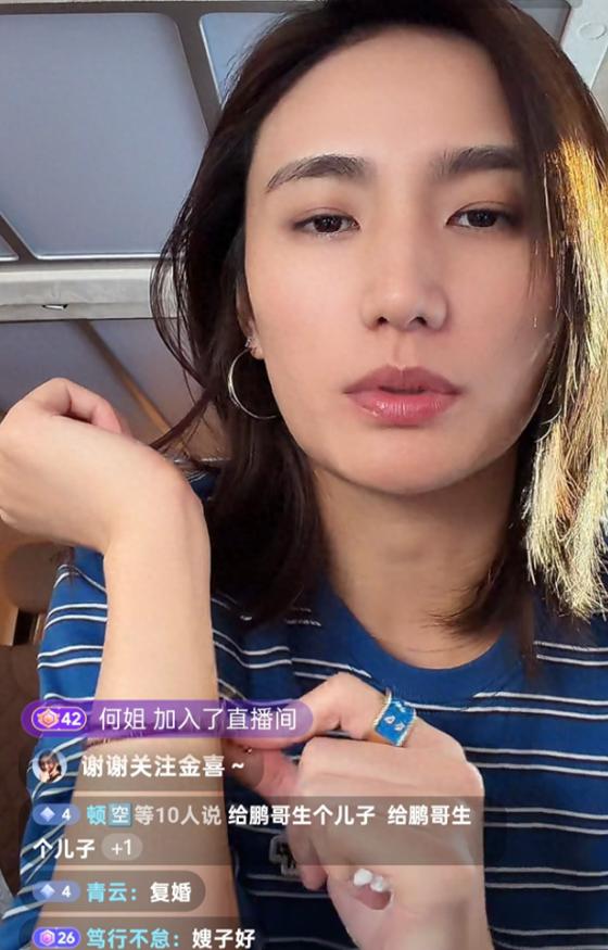 海哈金喜被网友催复婚！婚戒都没摘害羞到脸红，透露女儿想要弟弟