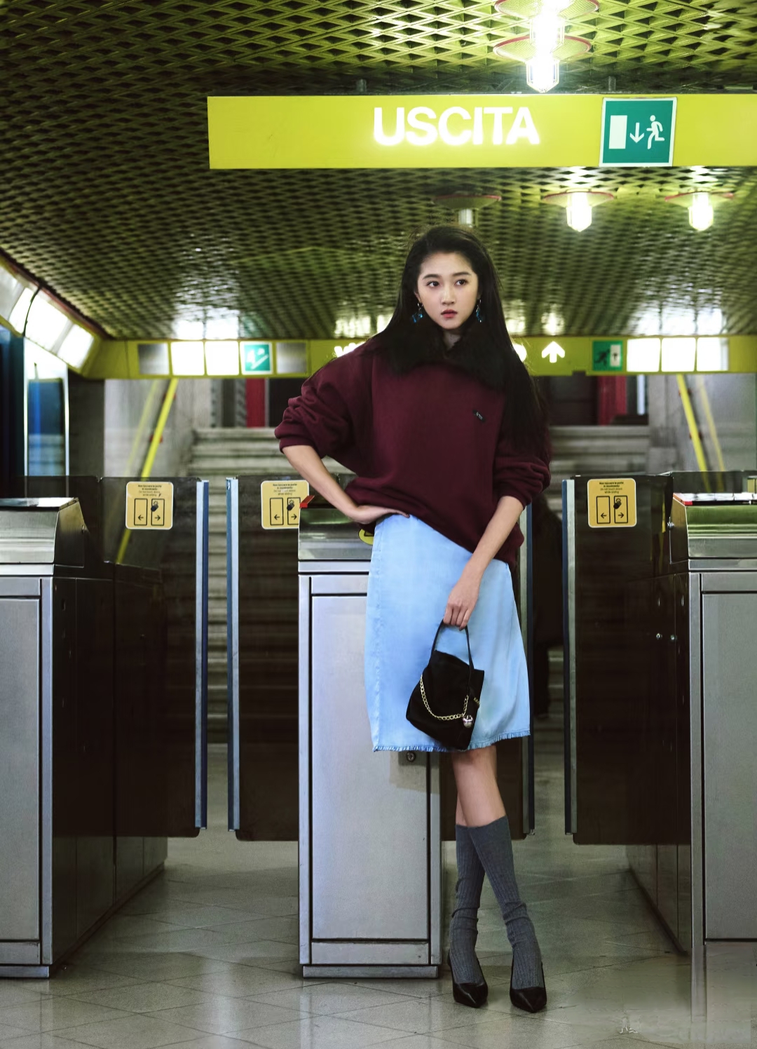 关晓彤米兰时装周看秀造型，酒红卫衣混搭牛仔裙，复古又时尚