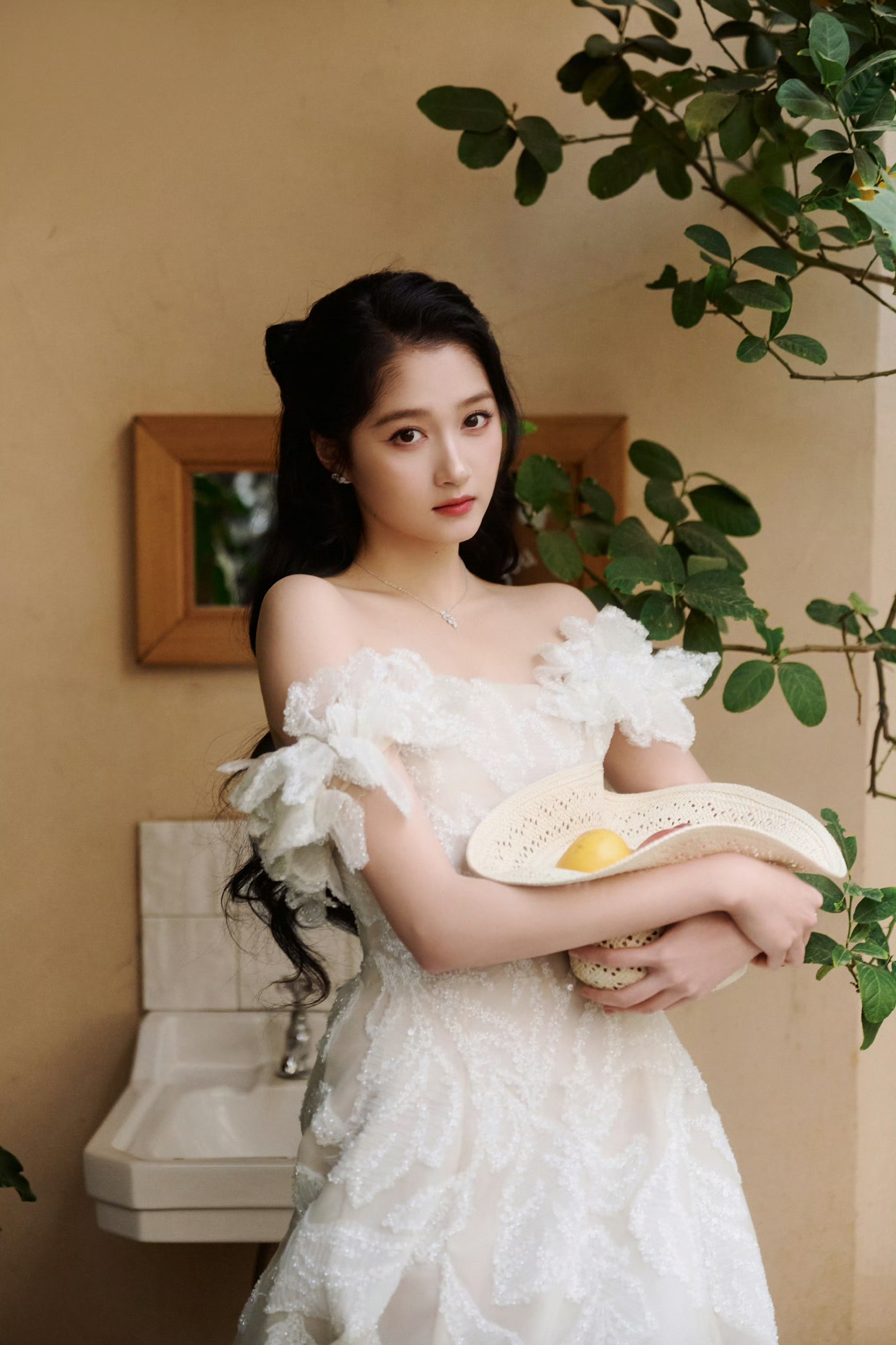 关晓彤优雅的白色抹胸礼裙