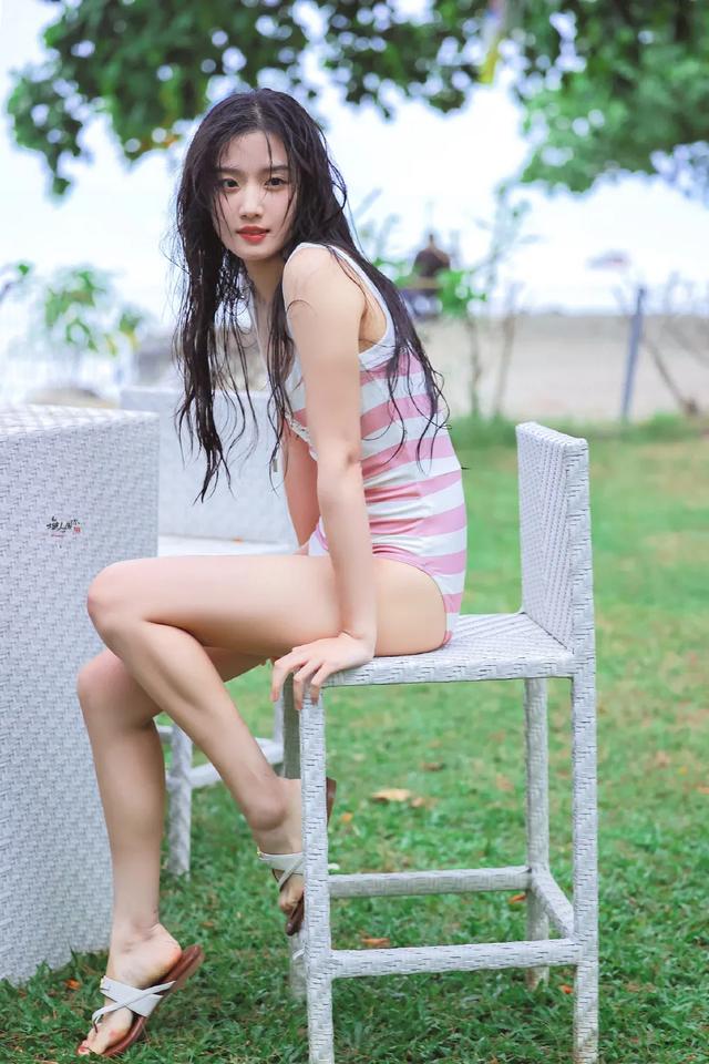 卢昱晓 ??? 泳装照太清纯了