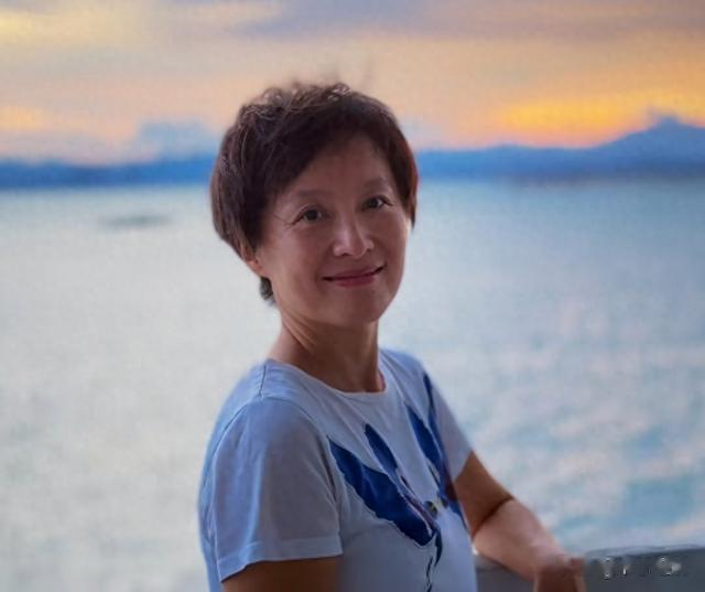 50岁徐露北京别墅曝光，院子大得能跑步，老公罕见现身年轻帅气