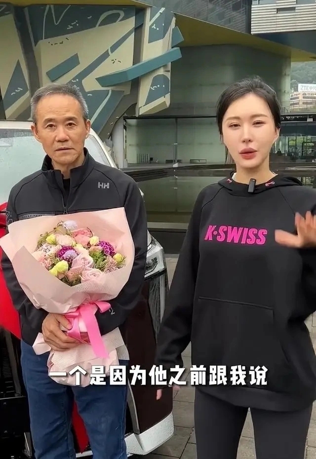 王石小女儿罕见现身！是个学霸6岁会洗碗，田朴珺在家陪娃包饺子