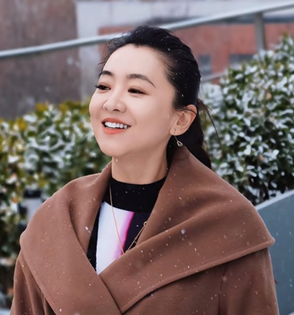 月亮姐姐咖色大衣配低马尾,京城玩雪笑容明媚,治愈感与美貌并存