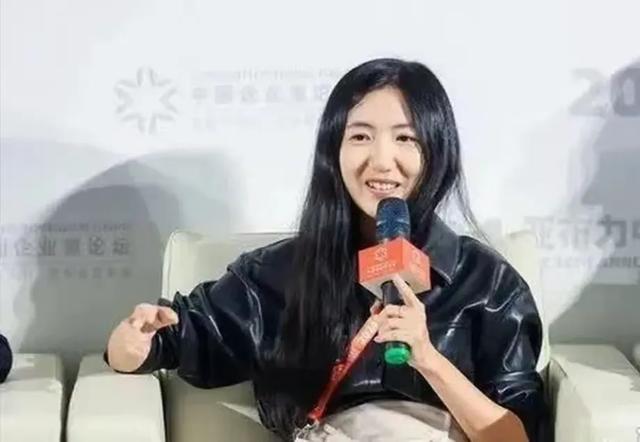 32岁章泽天晒不丹徒步照，纯素颜充满生命力，同行朋友都来头不小