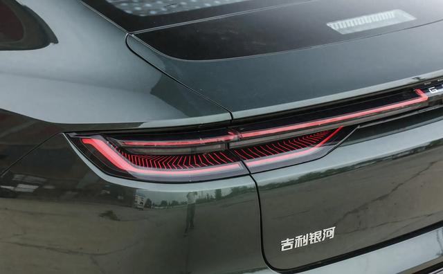 11万多的中大型车，油耗0.9L，续航1530km，连悬架都能软硬调节