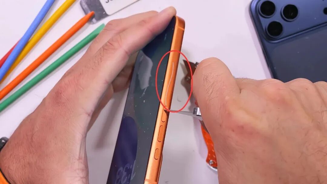 被吐槽到飛起的“掉漆王”？iPhone 17 Pro 系列翻車評測卻把我們看傻