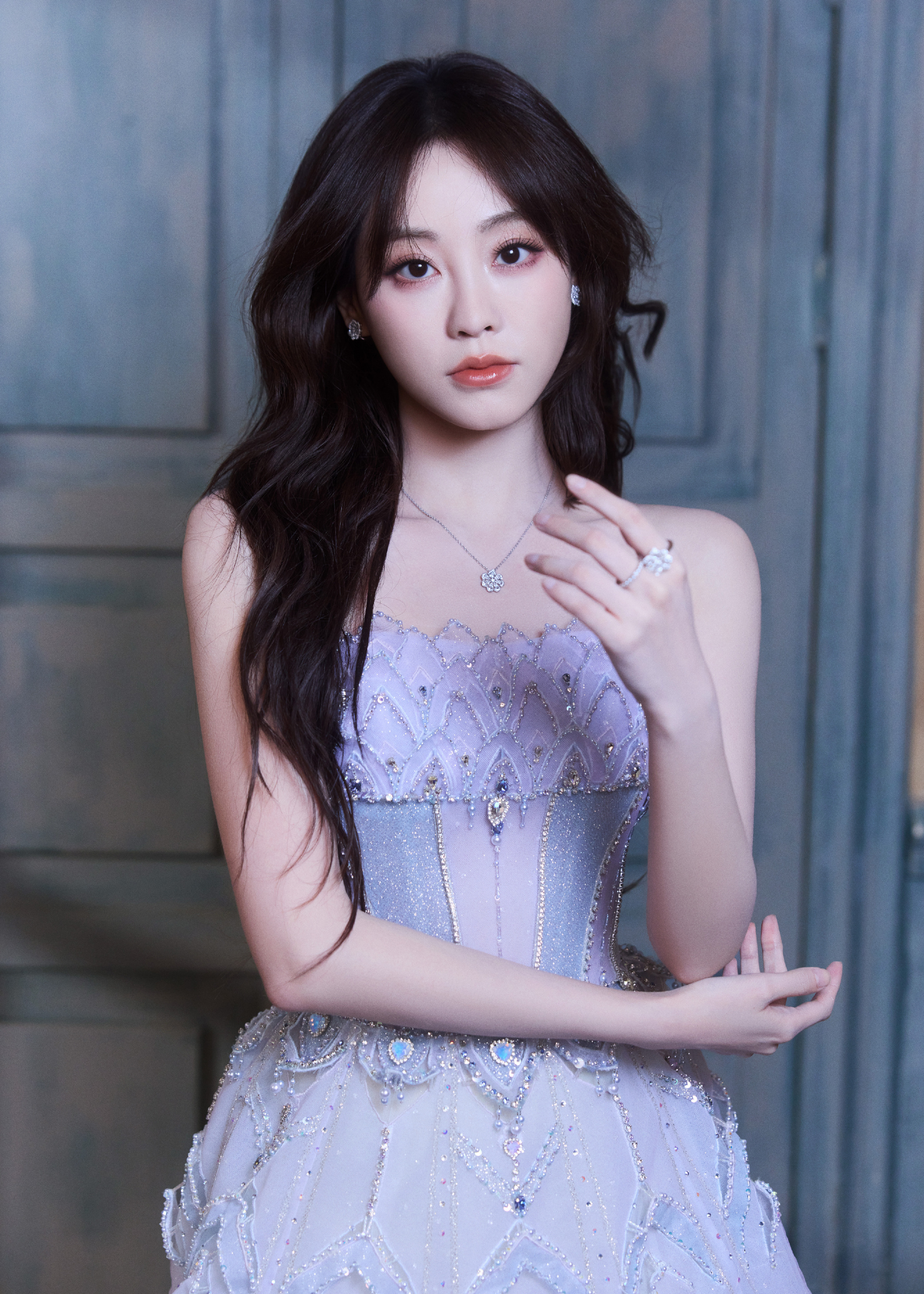 祝绪丹紫色抹胸礼裙,这是谁家的小仙女啊