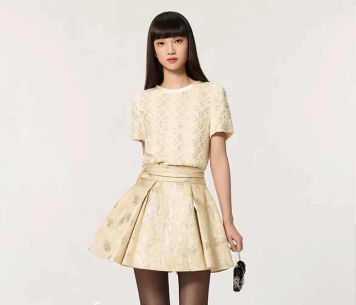 李湘王诗龄看跨年演唱会，王诗龄有专人跟着伺候，晒与张艺兴合照