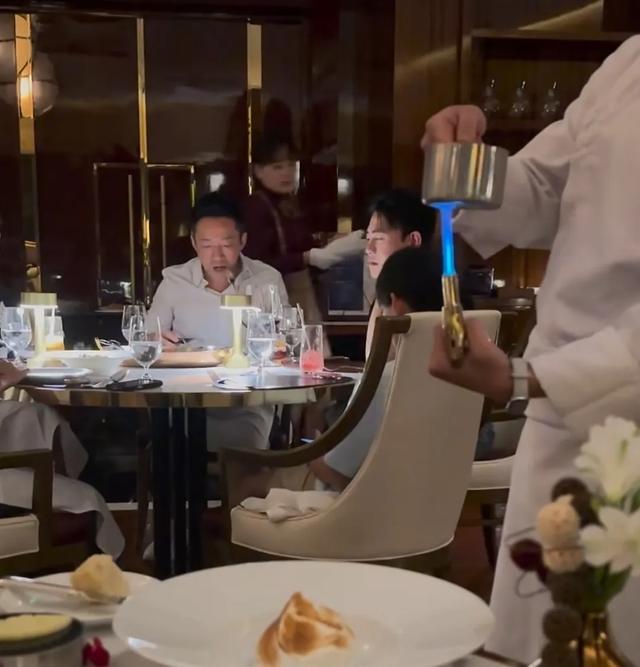 汪小菲一家北京吃西餐，他给小玥儿夹菜投喂 小霖霖沉迷手机无人管