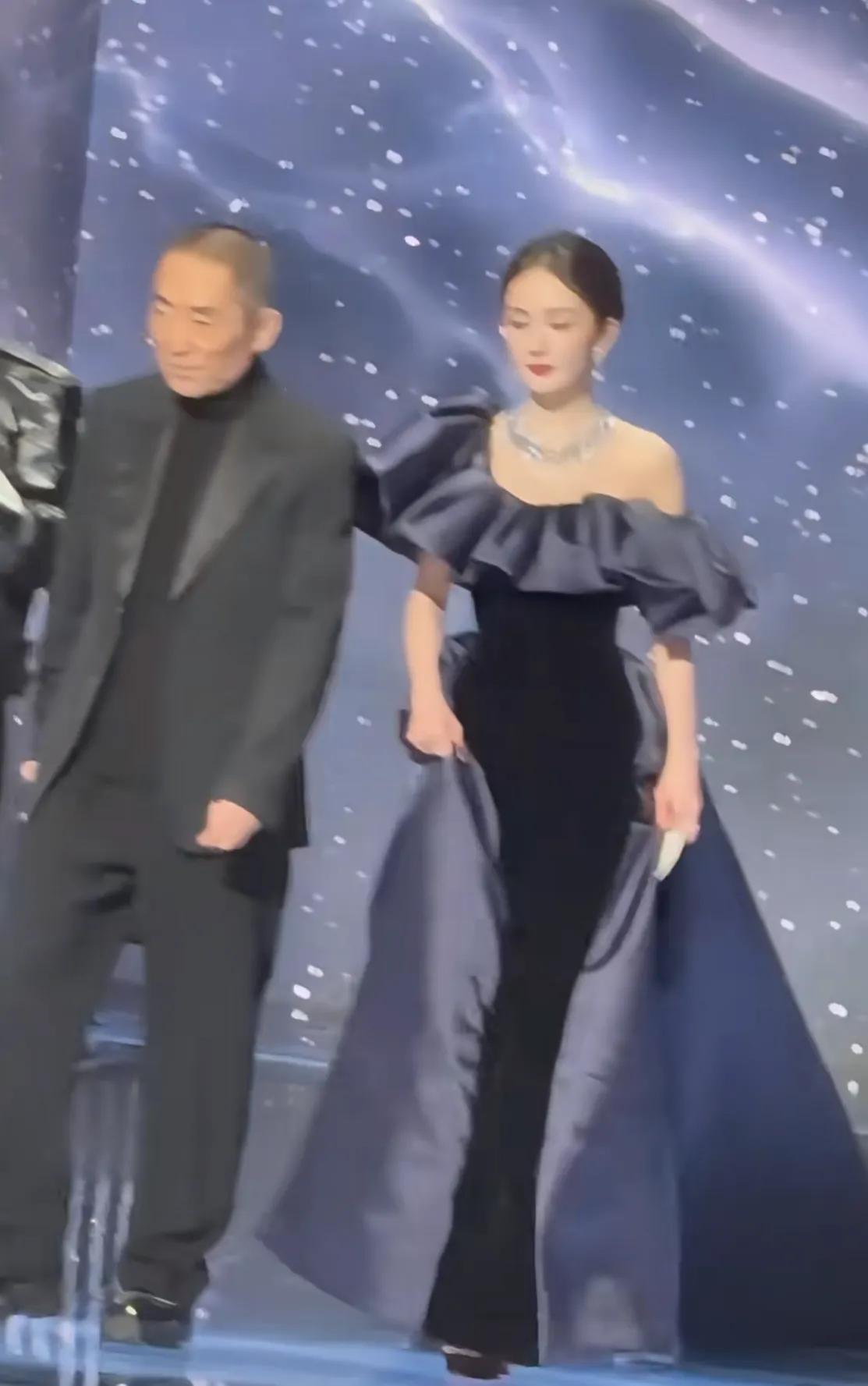 44岁陈婷陪张艺谋跑路演,她气质出众,张艺谋老了,她还很俏!