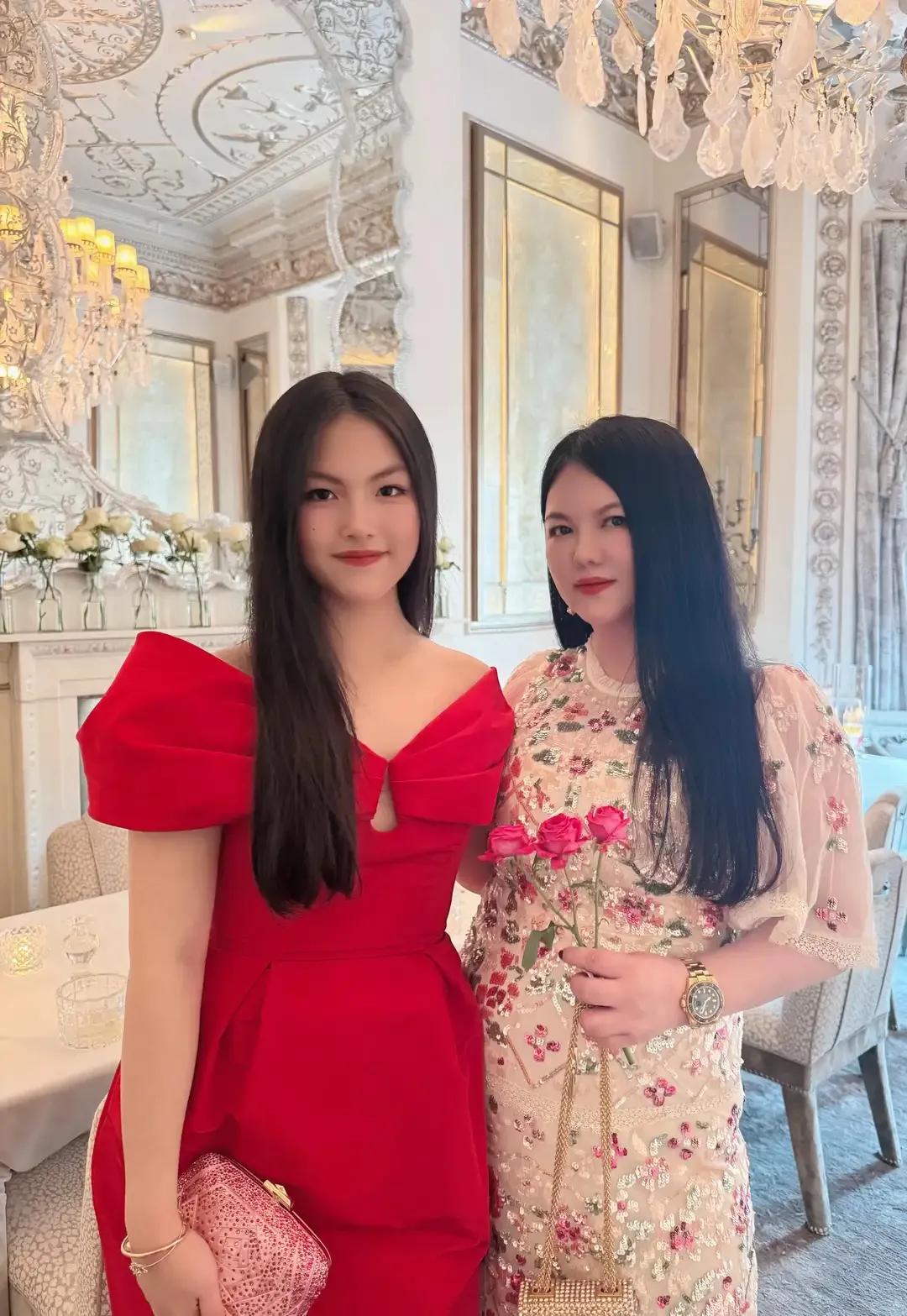 李湘穿红色新中式像180斤,大衣穿不上只能披着,王岳伦反倒瘦了