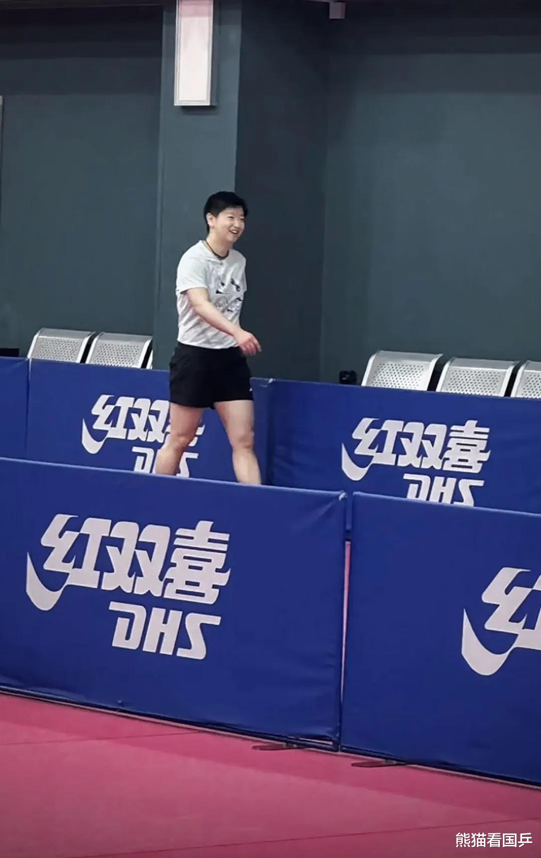 王楚钦体测视频曝光，黄友政给他压腿，孙颖莎顶着发胶参加！