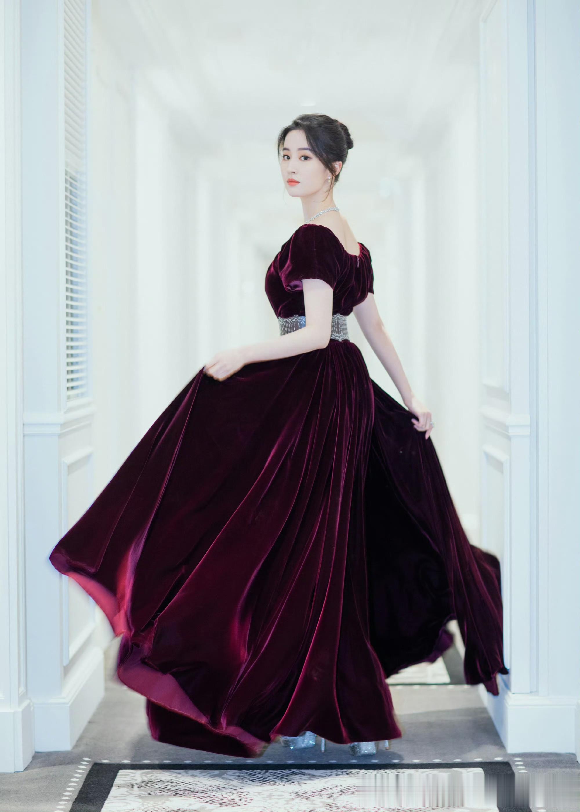 刘亦菲酒红丝绒裙造型,华贵珠宝加持尽显优雅复古名伶风范