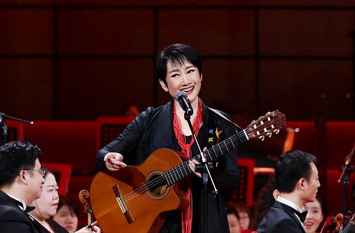 万万没想到,和王刚离婚24年的成方圆,已经成了他高攀不起的样子