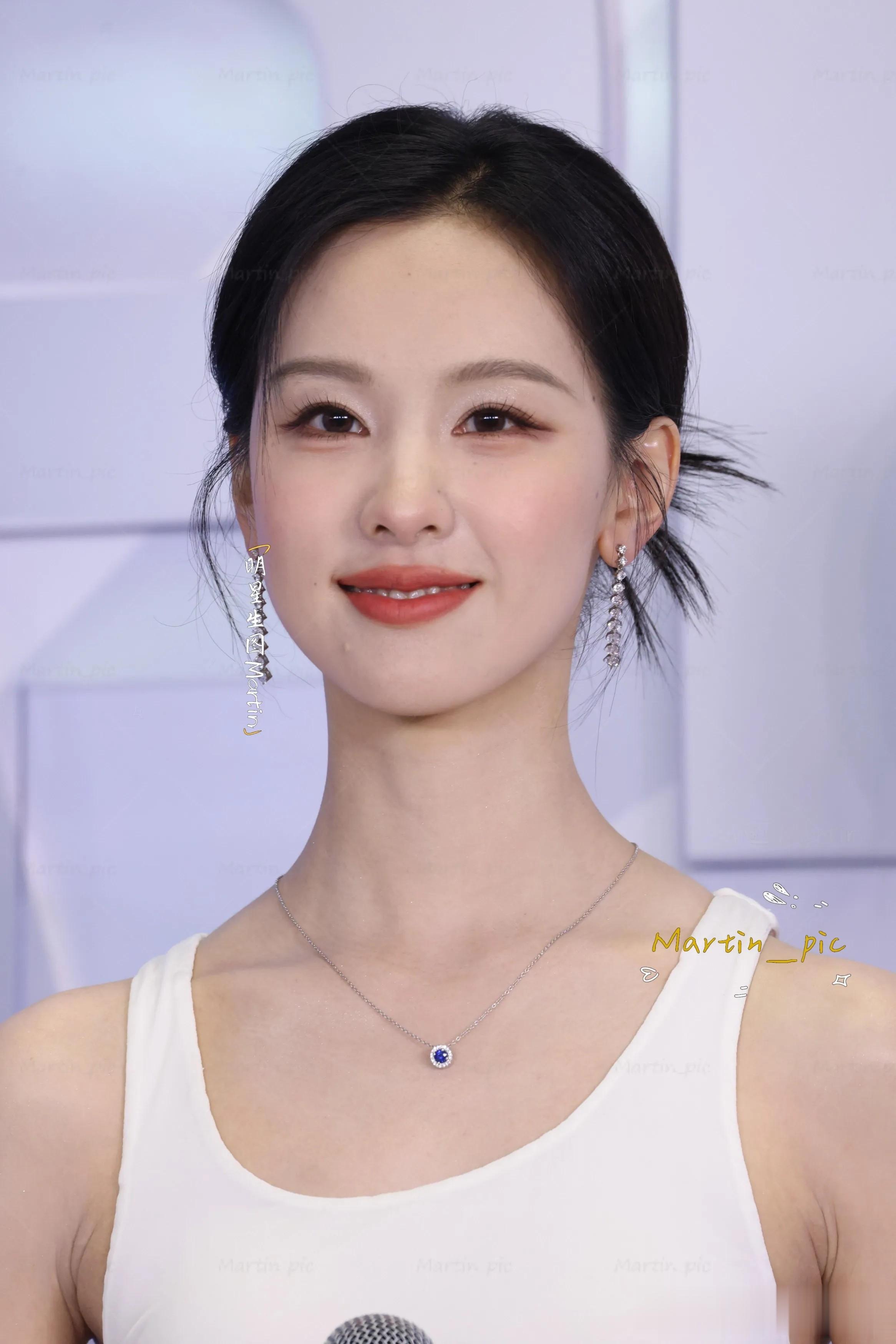 陈都灵上海活动照,一袭白裙身姿曼妙,脸又小又精致好美