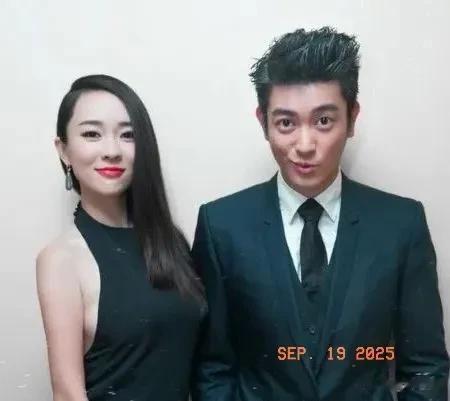 杜江霍思燕带三条狗与友人聚餐,霍思燕穿着露肩长裙,松弛感十足