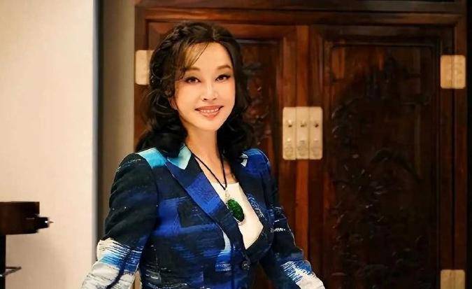 75岁刘晓庆爆料“无性婚姻一天都不忍”，她对4段婚姻的态度，颠覆你的认知！