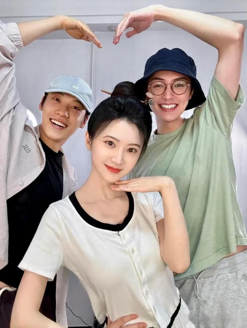 景甜好像也37岁了，不过身材保持得挺不错，就是有点瘦了！