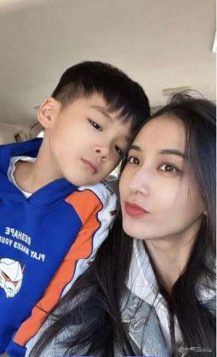 刘芸儿子下巴后缩,裤子有点邋遢,眼神不自信被说是双向情感障碍