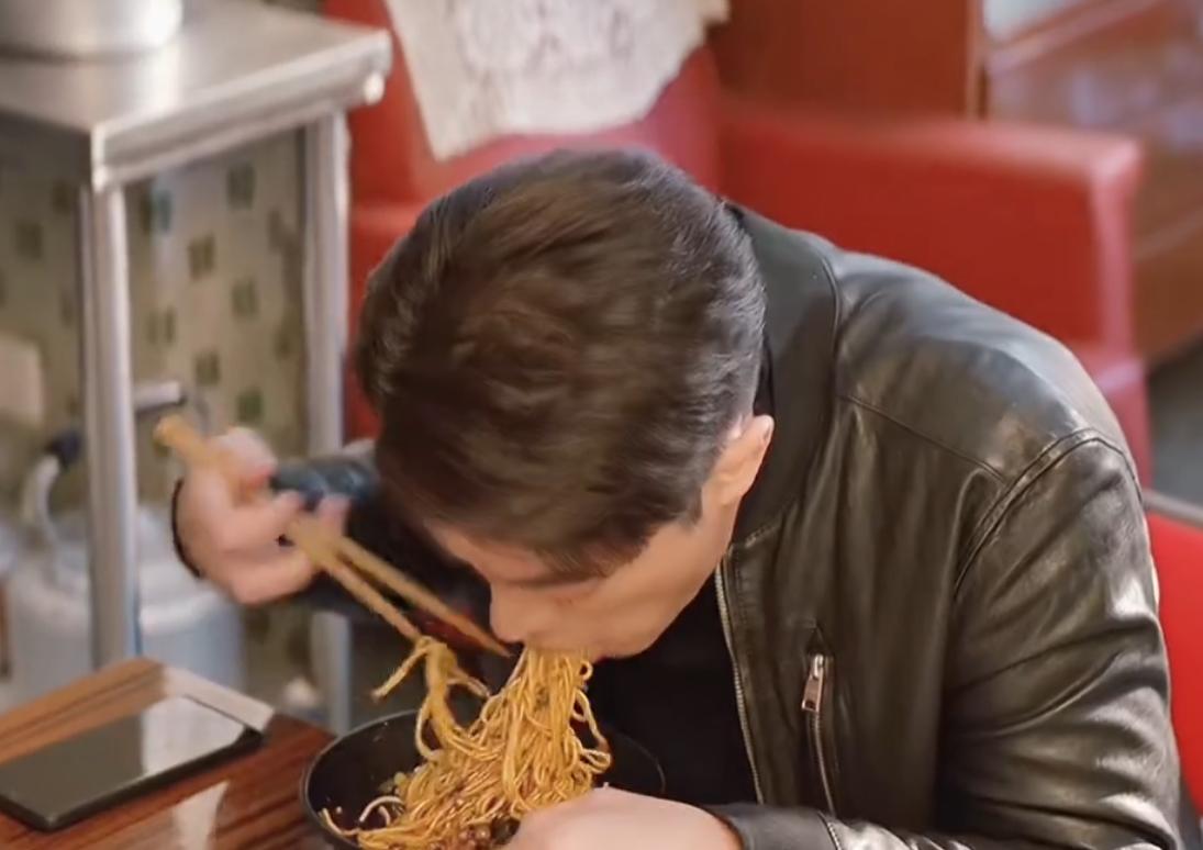 不会演别尬演！《他为什么依然单身》霍建华出手，才知假吃多离谱