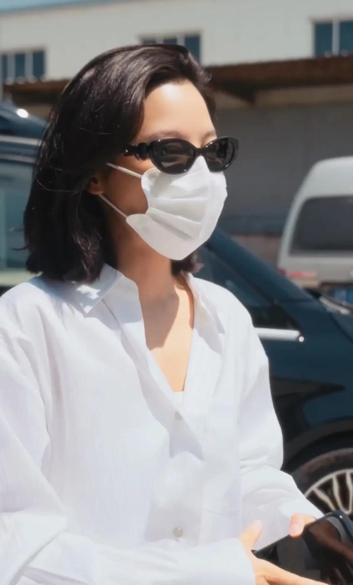 刘亦菲爱吃肉,杨幂穿睡衣上班,迪丽热巴又捂上了,宋佳私服帅气