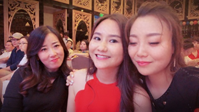 “塞娅公主”张恒晒全家福，老公露脸帅又年轻，俩女儿颜值也好