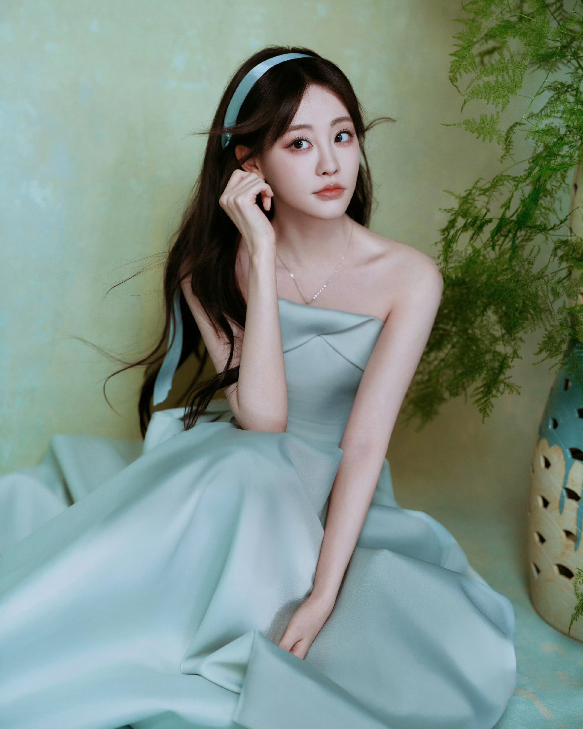 祝绪丹穿抹胸绿裙清新又明媚