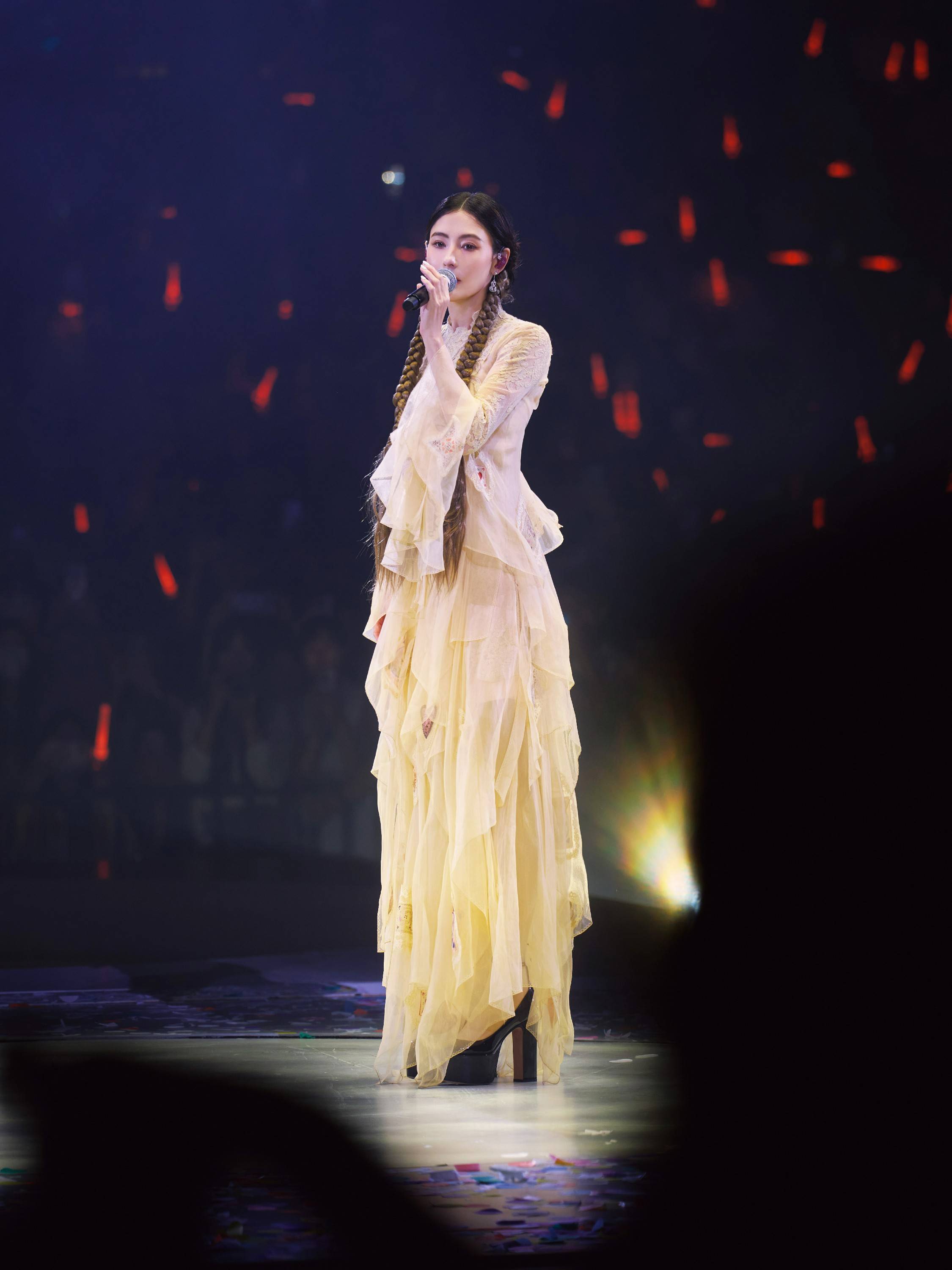 张柏芝亮相林家谦演唱会 再次演绎《任何天气》