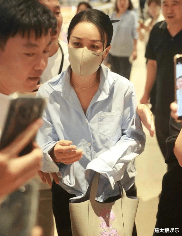 那英 18 岁女儿首映同框!和妈妈像复制粘贴,未来星途让人好奇