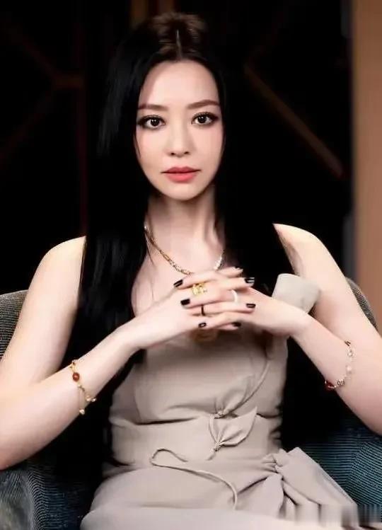 张靓颖随便一拍都比巡演海报好看,脸美才是王道