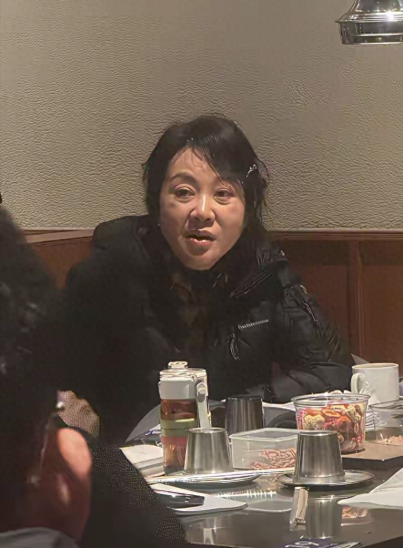 闫妮素颜曝光显老态，网友抓拍明星，高清镜头下，原来她们长这样