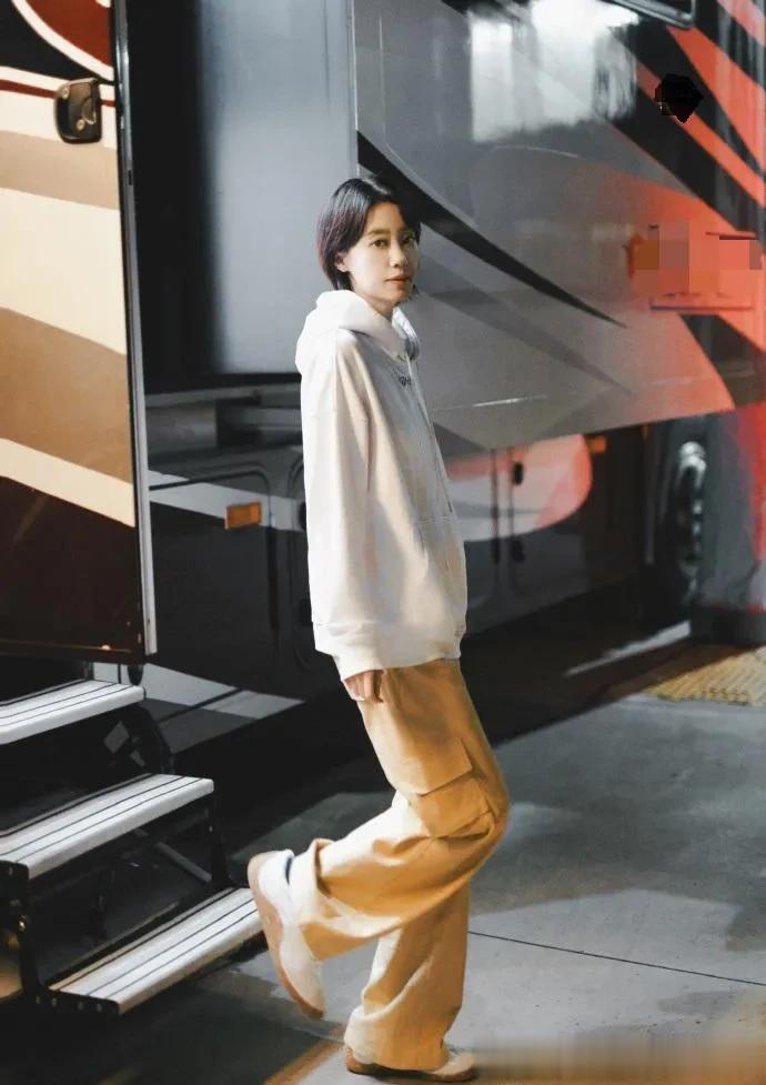 张小斐新剪了短发大变样！穿白色卫衣+工装裤，简约时髦又减龄！