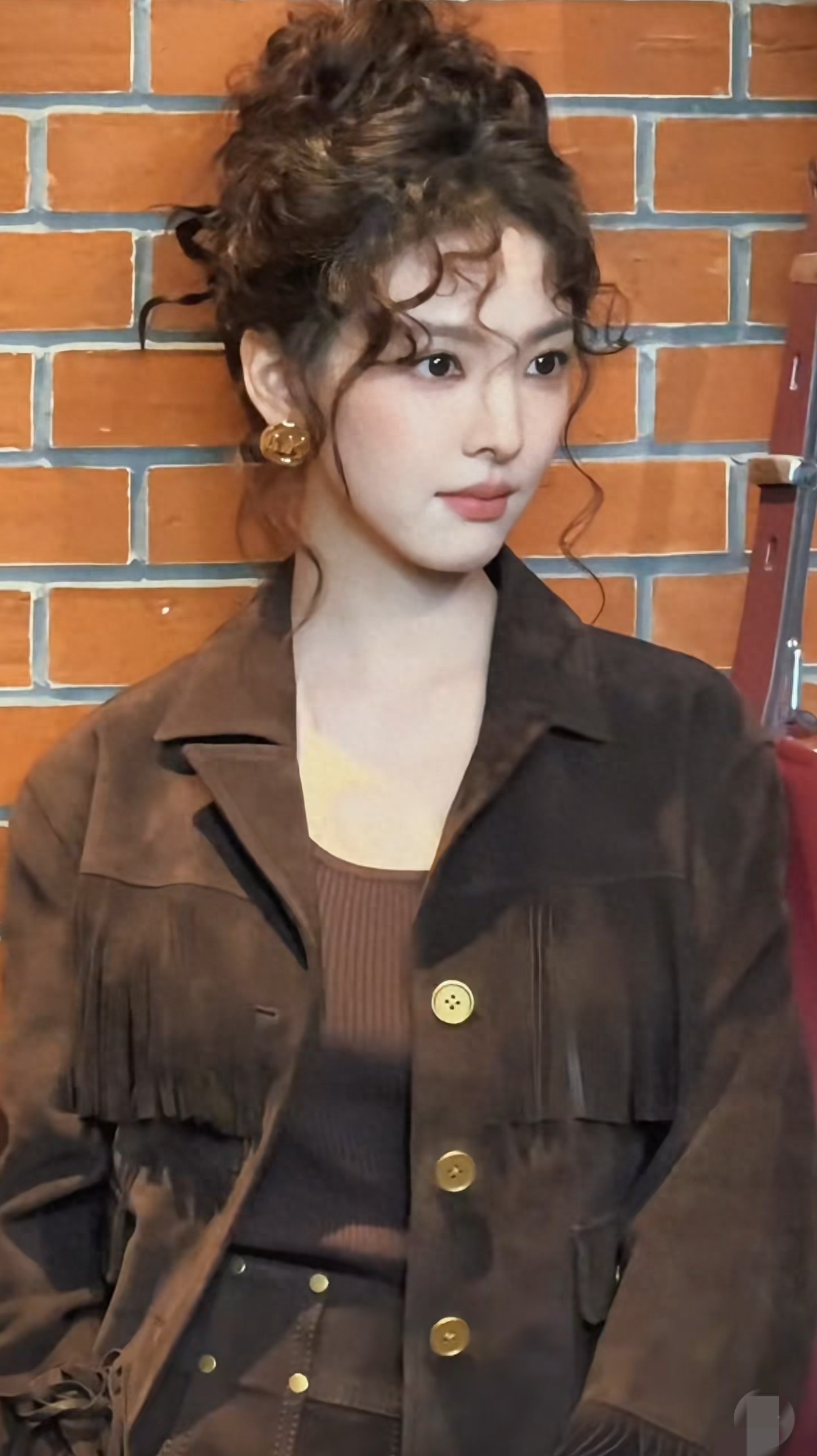 章若楠出席品牌活动，一头羊毛小卷发软萌又可爱，美出了新高度