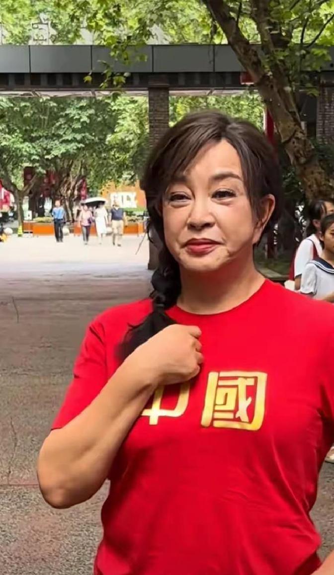 不服老不行了!刘晓庆发生意外,令人担心的事情发生了