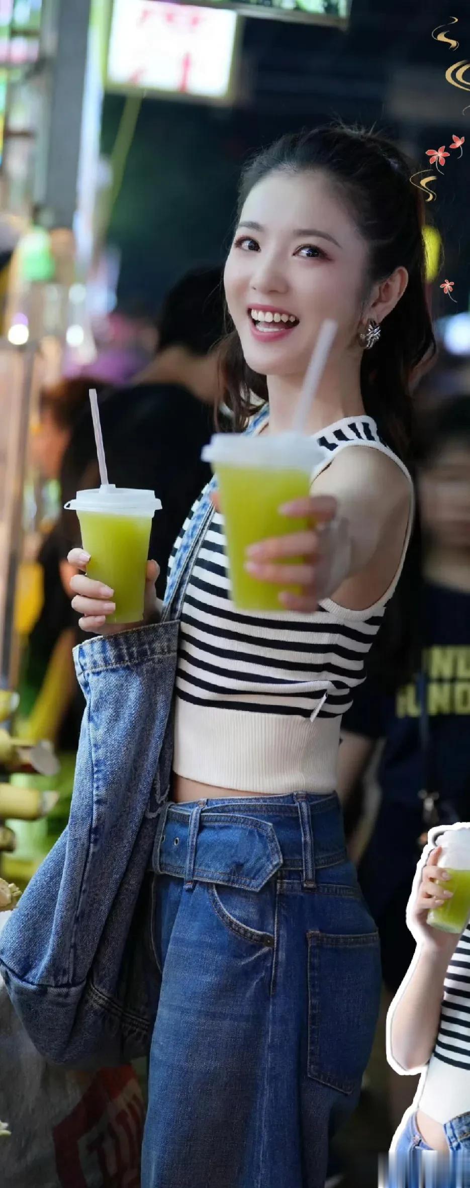 李云霄夜市逛吃ootd，穿条纹背心衣搭配高马尾，笑容好有感染力