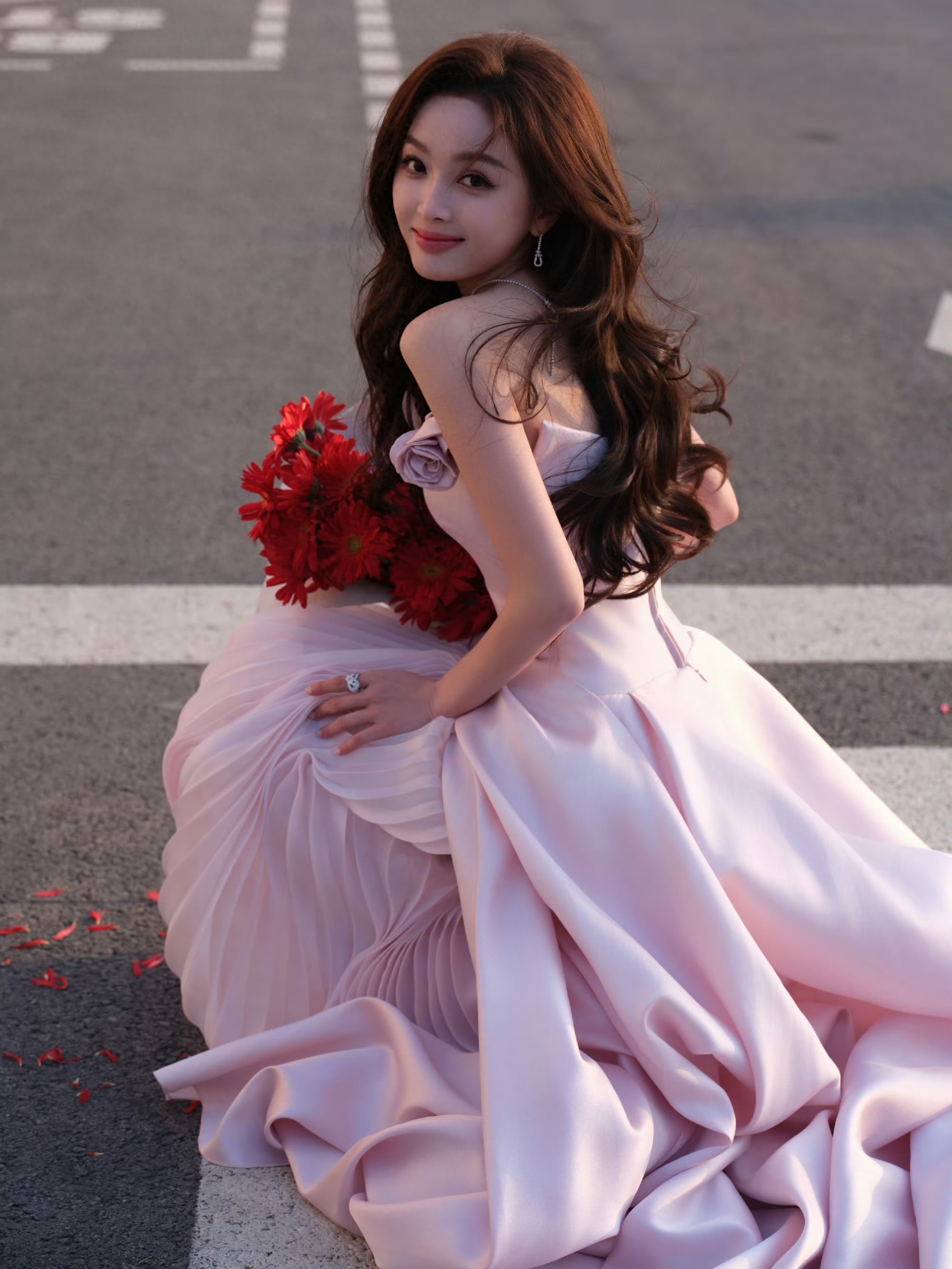 吴宣仪一袭粉裙好娇艳柔嫩