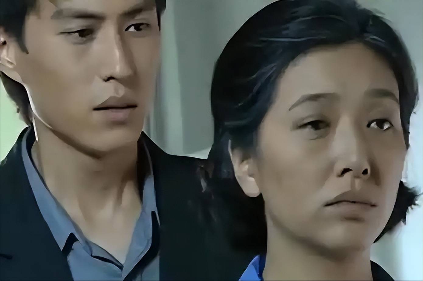 靳东二婚老婆罕见晒素颜近照，48岁皮肤仍白皙紧致，美得自信从容