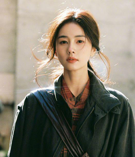 天天演美女，部部搭顶流，她到底什么来头？