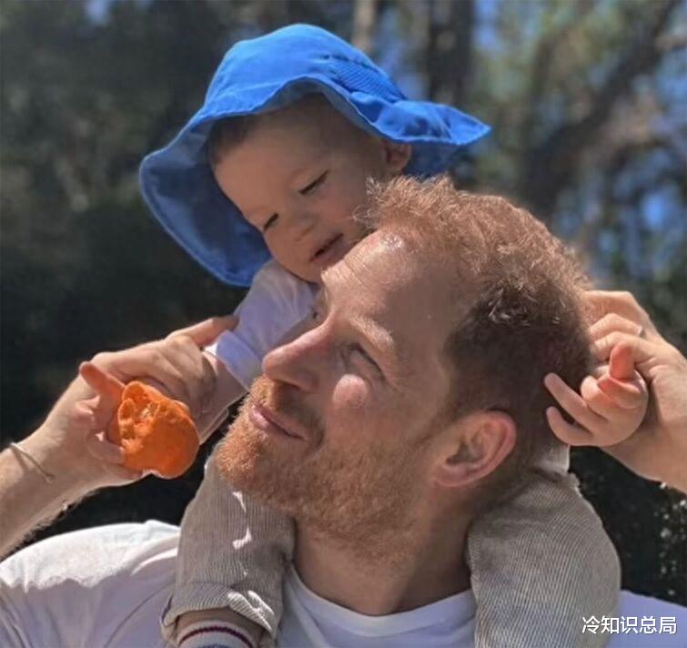 梅根发布阿奇王子6岁生日照，王室没有祝福，完全不如夏洛特公主