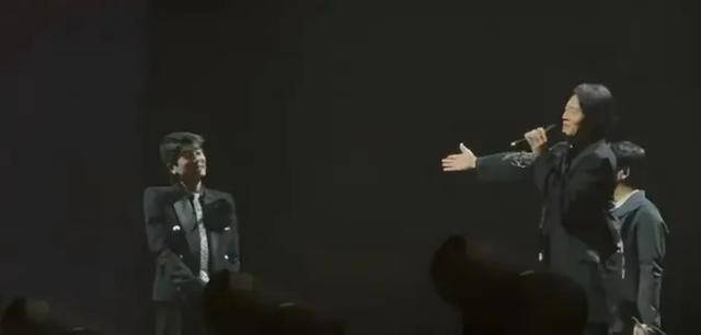 陈小春个唱郑伊健任嘉宾破不和传闻，两人当场落泪，妻儿到场支持