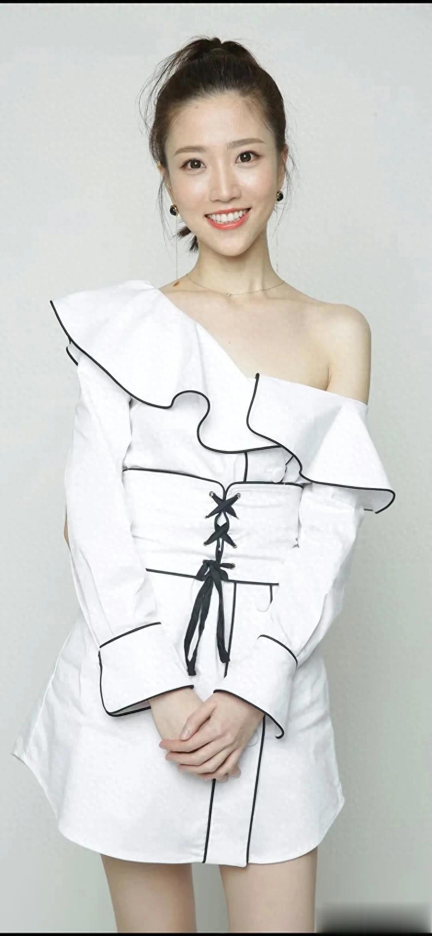 明星高清写真鉴赏｜张纯烨，黑白衬衫裙，绝了