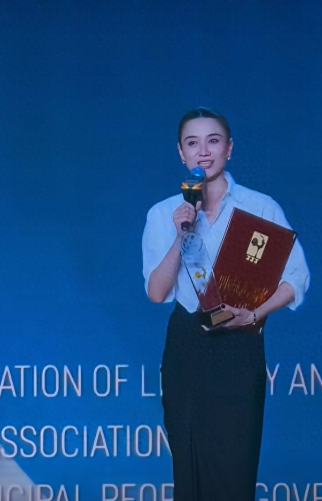 宋佳金鹰奖领奖,衬衫配丸子头,利落精致,美得超高级